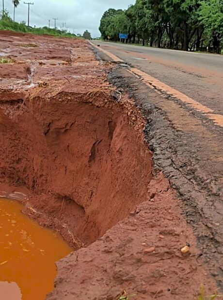Temporal abre crateras em Ivinhema e provoca interdi&ccedil;&otilde;es em vias da cidade