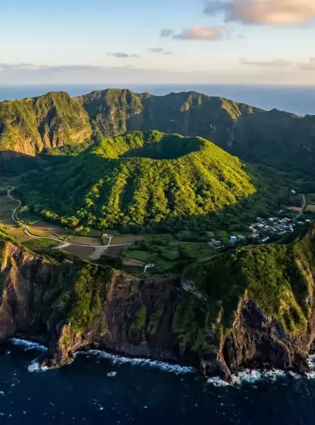 Uma comunidade vive dentro de uma caldeira vulc&acirc;nica em uma ilha isolada do Pac&iacute;fico