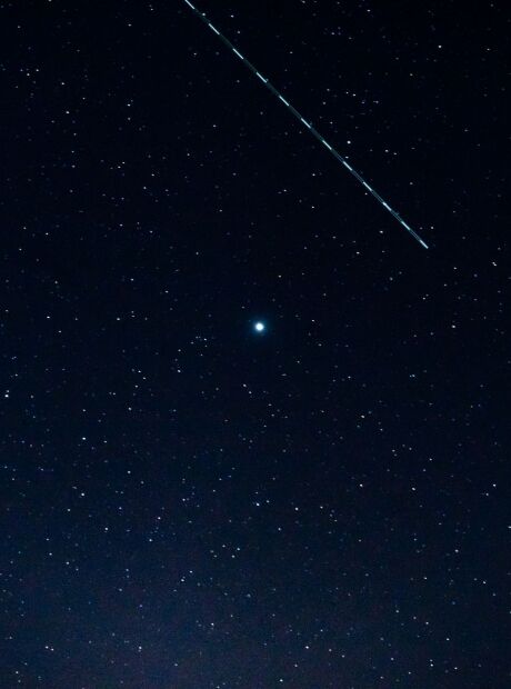 Astr&ocirc;nomos observam estrela devorando lentamente sua companheira em fen&ocirc;meno raro
