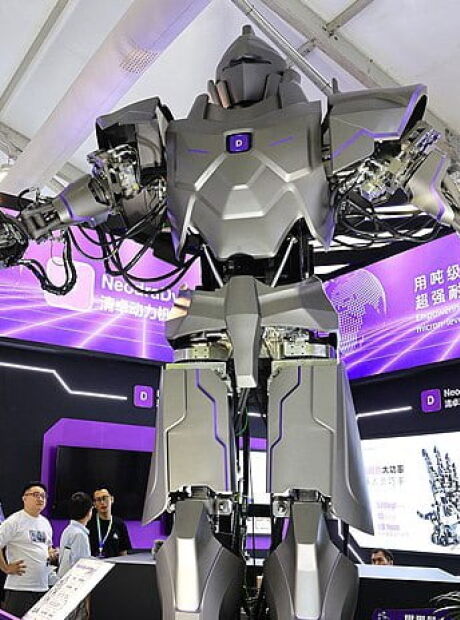 Parece Transformers, mas &eacute; real: rob&ocirc; gigante chin&ecirc;s de 4 metros promete esmagar mais de 500 kg