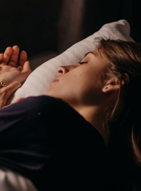 Dormir pouco ou demais pode acelerar o envelhecimento; veja quanto dormir por noite