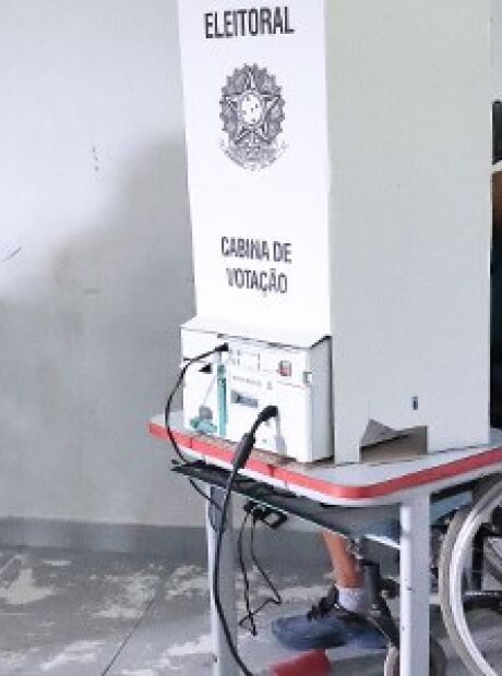 Eleitores com defici&ecirc;ncia podem solicitar transporte gratuito at&eacute; quarta-feira 