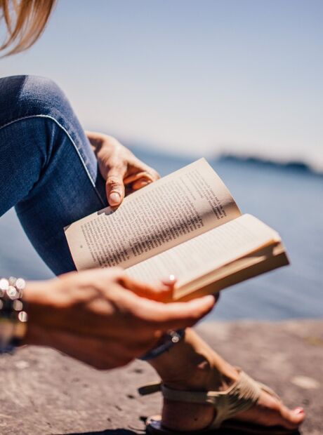 "Quem n&atilde;o l&ecirc; ter&aacute; vivido apenas uma vida": a reflex&atilde;o de Umberto Eco sobre o poder da leitura