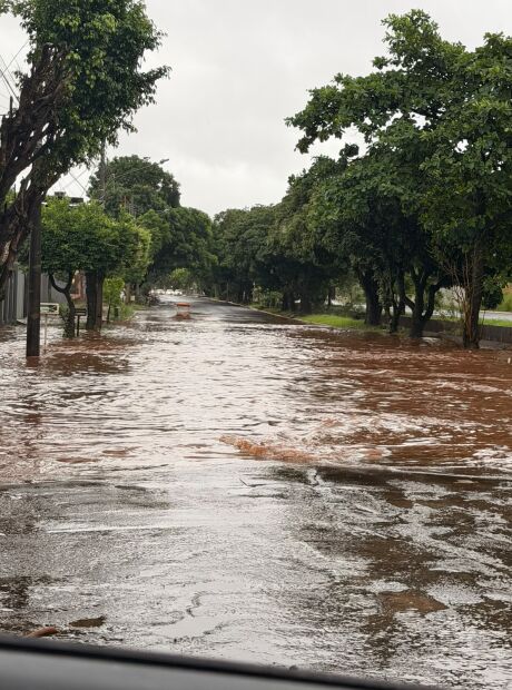 Chuva provoca alagamentos pelas ruas de Campo Grande