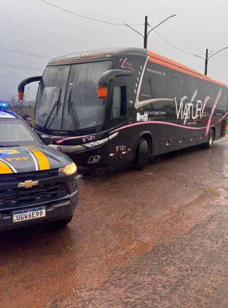 Passageiro &eacute; preso, suspeito de atear fogo em &ocirc;nibus na BR-262