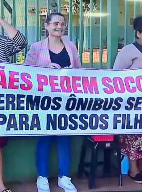 M&atilde;es protestam ap&oacute;s roda de &ocirc;nibus escolar se soltar durante transporte de alunos