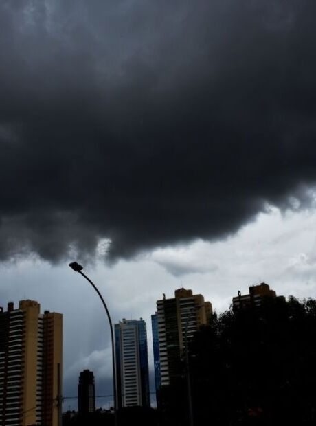 Ap&oacute;s estragos em MS, Campo Grande pode ter temporal com ventos de 100 km/h