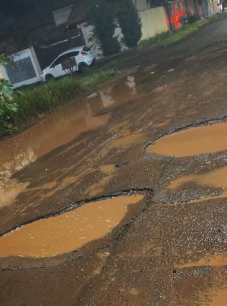 Buracos e lama tomam ruas de bairro e revoltam moradores em Campo Grande