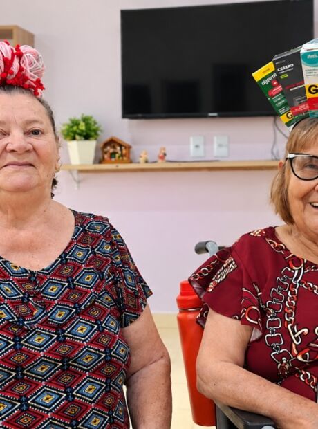 Asilo S&atilde;o Jo&atilde;o Bosco comemora 103 anos com 'cabelo maluco' para idosos