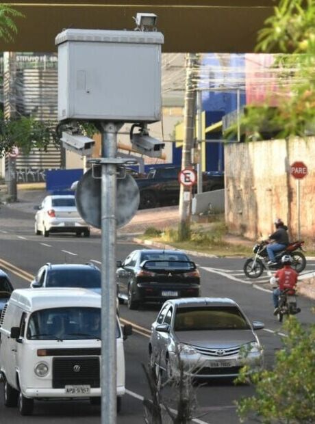 Ve&iacute;culo soma 59 multas por excesso de velocidade em 15 dias em Campo Grande