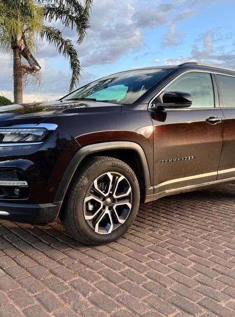 De entrada, o Jeep Commander Limited é bem completo