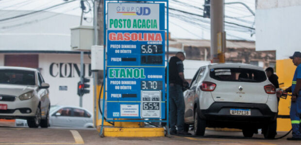 Preço da gasolina recua, mas só um terço do previsto