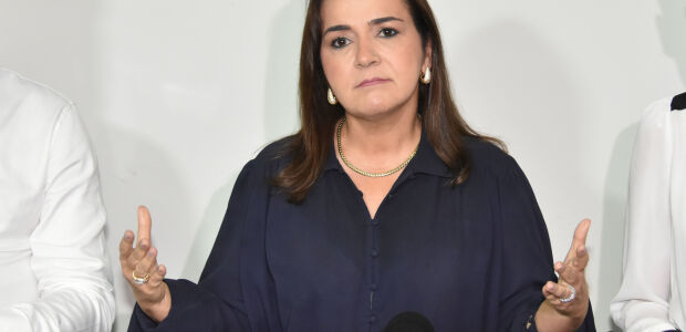 Prefeita contrap&otilde;e Cons&oacute;rcio, apresenta recibos de pagamento e diz que greve &eacute; ilegal