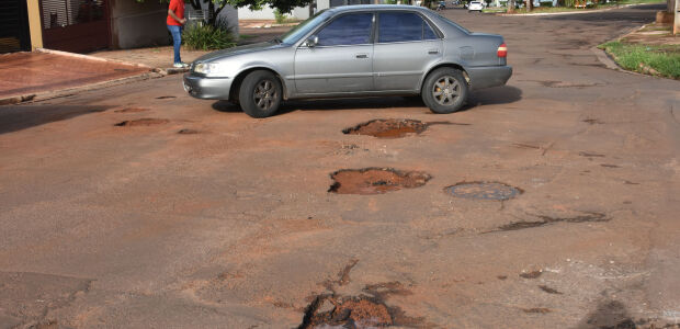 Buracos obrigam motoristas a "jogar xadrez" para tentar n&atilde;o cair em Campo Grande
