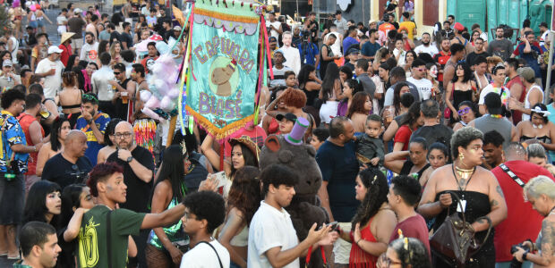 Com Fredie Mercury e est&aacute;tua de Wagner Moura, Capivara Blas&eacute; re&uacute;ne 15 mil foli&otilde;es