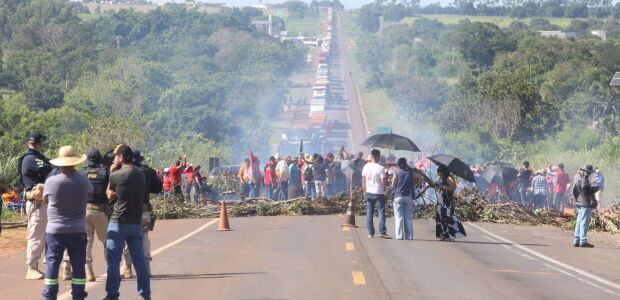 Bloqueio da BR-163 chega ao fim ap&oacute;s MST conseguir reuni&atilde;o com Incra