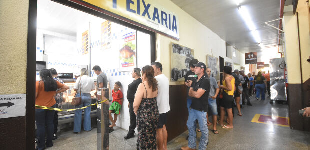 Na v&eacute;spera da sexta-feira Santa, peixaria tem filas e movimento intenso 