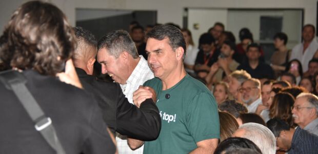 Fl&aacute;vio Bolsonaro n&atilde;o confirma Tereza Cristina, mas diz que &eacute; "sonho de consumo" ter ela como vice