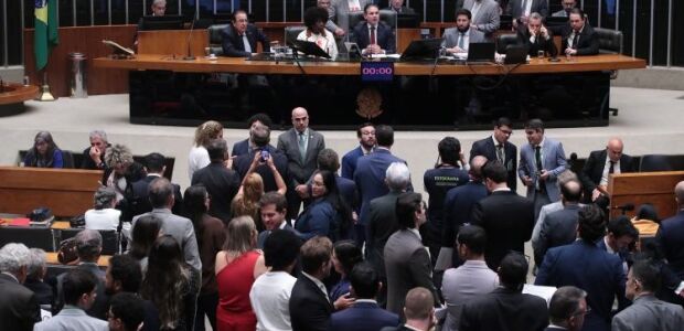 C&acirc;mara aprova fim da escala 6x1, todos deputados de MS votam a favor