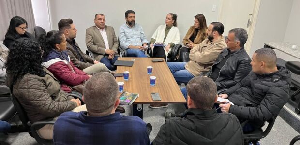 Adriane quer parcelar reajuste e professores rejeitam proposta