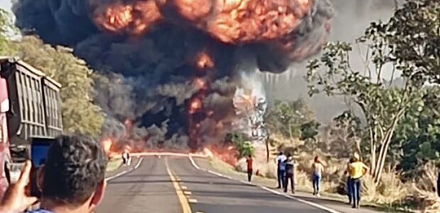 Colis&atilde;o seguida de explos&atilde;o deixa quatro mortos e trava a BR-163 em Bandeirantes