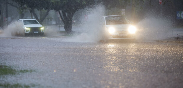 Fim de semana de elei&ccedil;&atilde;o tem alerta de tempestade, vendaval e granizo em MS