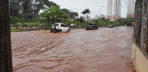 Chuva causa alagamentos e transbordamento de c&oacute;rregos em Campo Grande