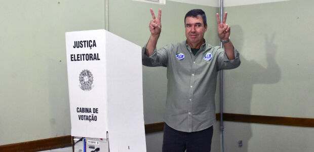 Eduardo Riedel &eacute; reeleito governador de Mato Grosso do Sul