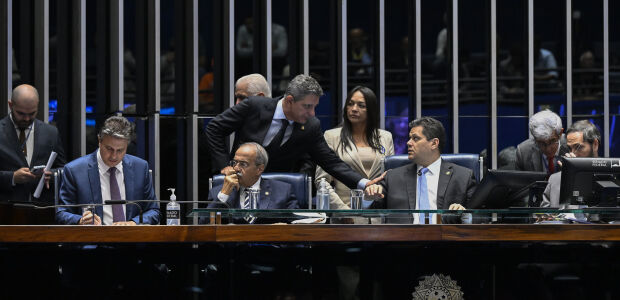 Senado aprova fim da escala 6x1 e prev&ecirc; jornada de 40 horas semanais