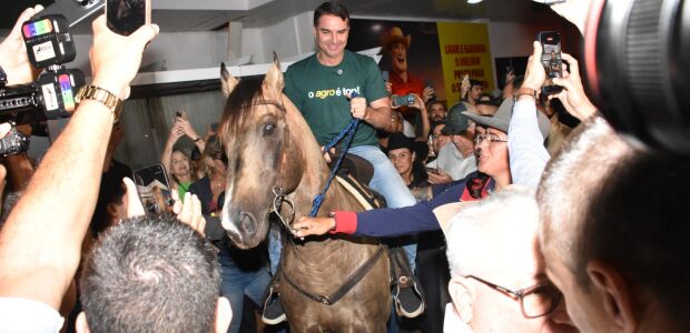 Fl&aacute;vio Bolsonaro se declara presidente eleito em carta com tom golpista