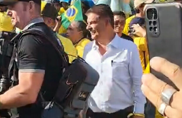 Nelsinho participa de ato pela anistia e se aproxima do ex-presidente Bolsonaro