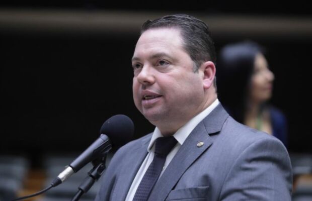 Deputado da "tropa de choque" de Bolsonaro ameaça vítima de golpe internacional