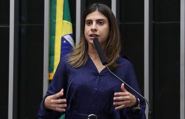 Camila Jara enfrenta nova fase contra c&acirc;ncer da tireoide
