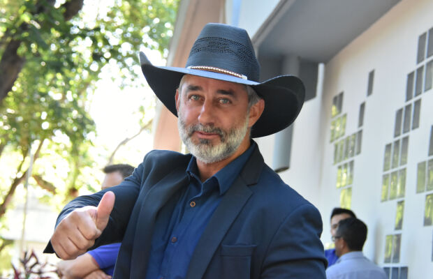 "Mais Louco do Brasil" desiste de disputar elei&ccedil;&atilde;o e segue no cargo de prefeito