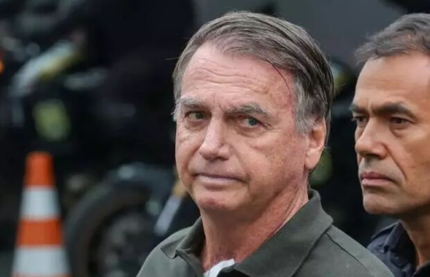 Bolsonaro tem melhora da infec&ccedil;&atilde;o e deixa a UTI, diz Michelle