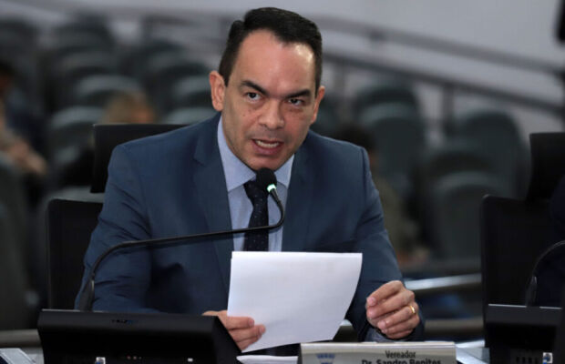 Ex-vereador "preso" em Dubai viu m&iacute;ssil abatido e relata apreens&atilde;o