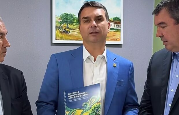 Riedel entrega a Fl&aacute;vio Bolsonaro propostas para o agro e crava: "pr&oacute;ximo presidente da Rep&uacute;blica"