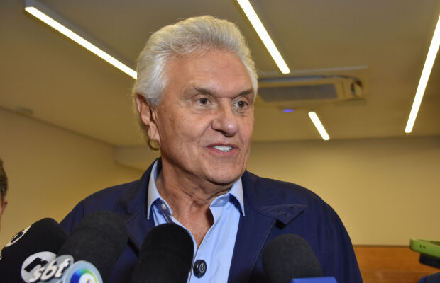 "Cada um responde pelos seus atos", diz Caiado sobre pol&ecirc;mica entre Fl&aacute;vio Bolsonaro e Vorcaro