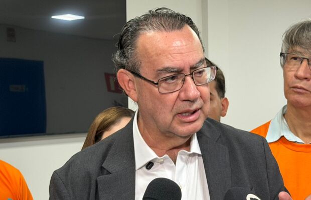 Em meio a bolsonaristas, Cury evita polemizar com Fl&aacute;vio Bolsonaro