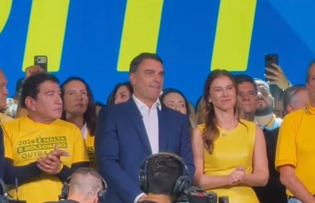Fl&aacute;vio Bolsonaro oficializa candidatura &agrave; presid&ecirc;ncia em evento em SP