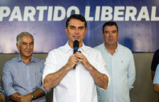 Maioria dos candidatos da direita no Estado "esconde" Fl&aacute;vio Bolsonaro