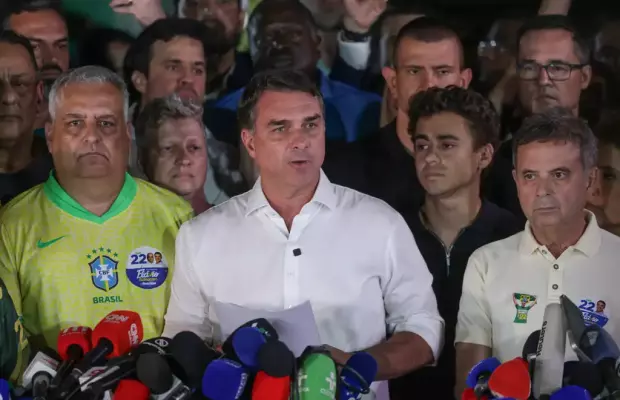 Fl&aacute;vio diz que vai pedir cassa&ccedil;&atilde;o de chapa do PT e que Moraes ordenou entrega de passaportes