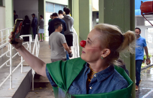 Eleitora vota com nariz de palha&ccedil;o e bandeira do Brasil: "indigna&ccedil;&atilde;o sem limite"