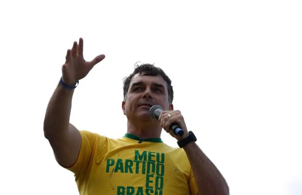 Aliado de Trump diz que Fl&aacute;vio Bolsonaro chegou aos EUA