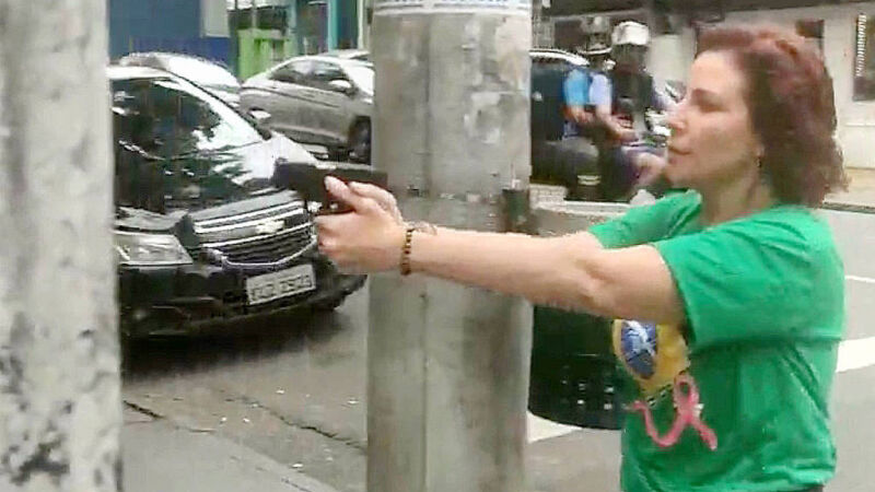 Carla Zambelli saca arma e aponta no meio da rua para pessoa na rua