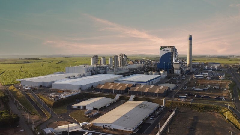 A Bracell possui a maior e mais verde fábrica de celulose solúvel do mundo, a unidade de Lençóis Paulista (SP), inaugurada em 2021