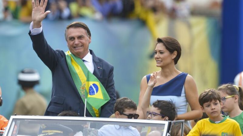 A ex-primeira dama Michelle Bolsonaro, ao lado do ex-presidente Jair Bolsonaro