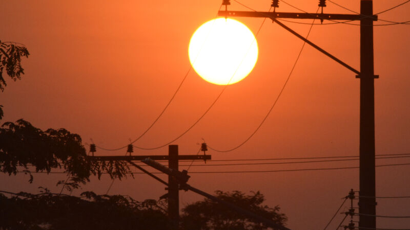 Sol predomina e calorão com o tempo extremamente seco continua neste final de semana. 