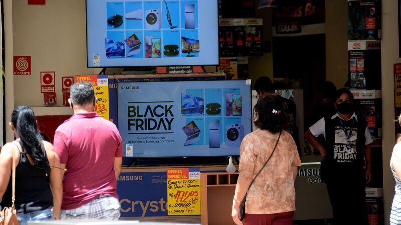 Promoções da Black Friday atraem consumidores e economia do estado deve movimentar 