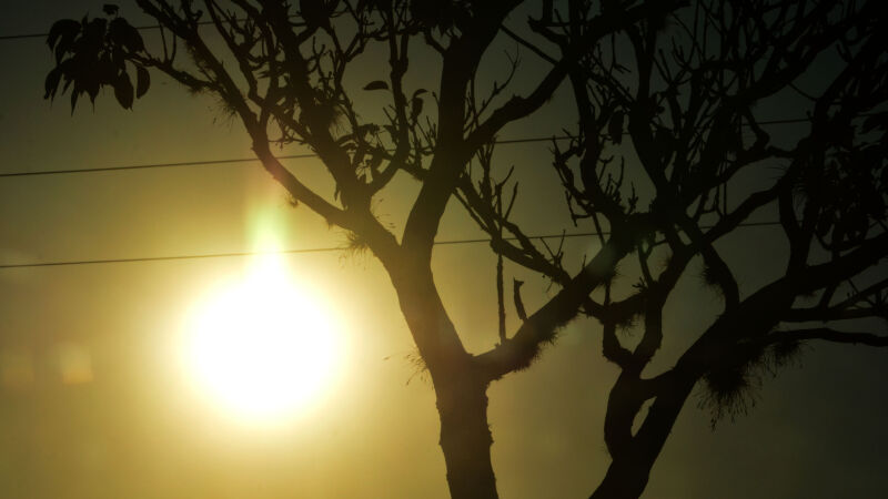 Sol predomina e calorão com o tempo extremamente seco continua neste final de semana. 